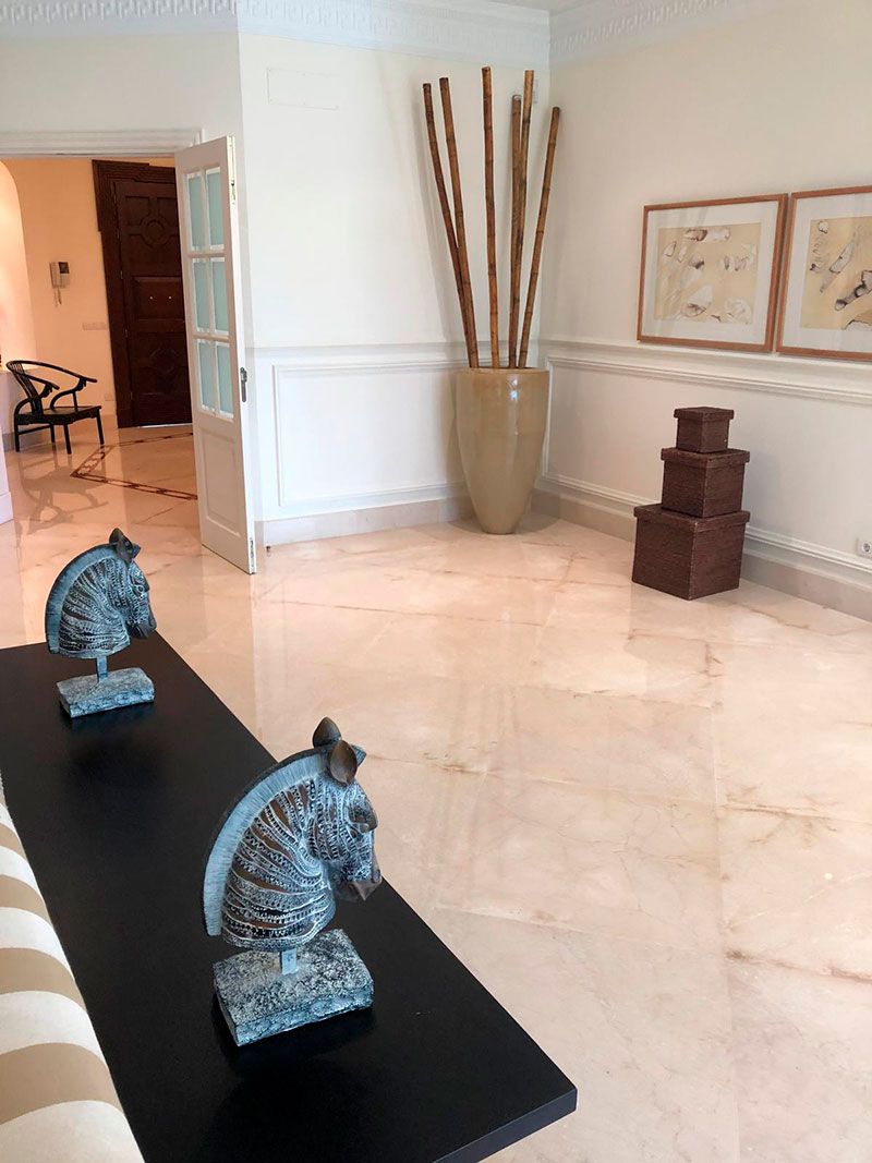 vestibulo impresionante en mansion de lujo con escaleras flotantes