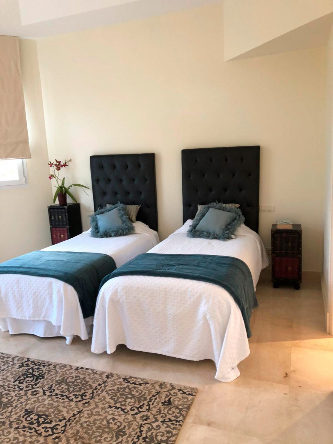 habitacion principal de mansion de lujo con bano en suite y vistas al jardin