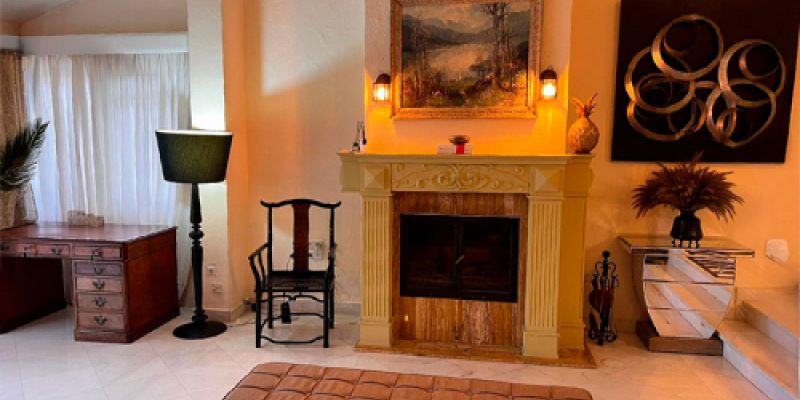 oficina de lujo en mansion con acabados en madera y vidrio