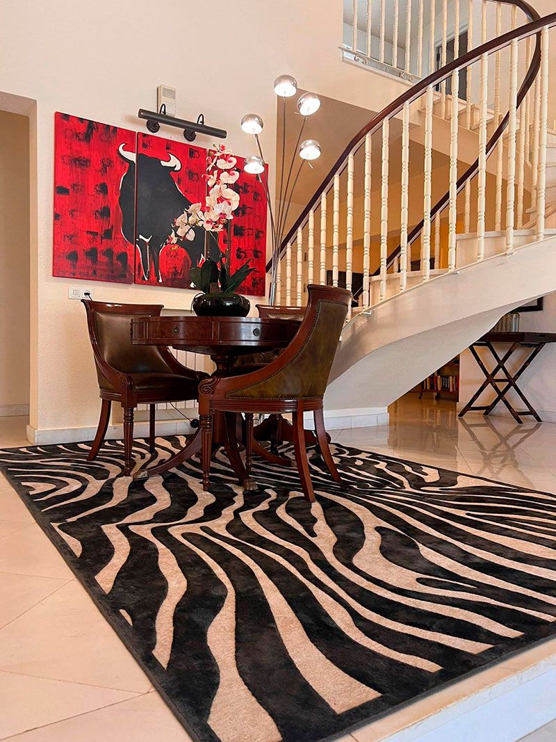 sala de estar elegante con alfombra de diseno y mesas de centro de lujo