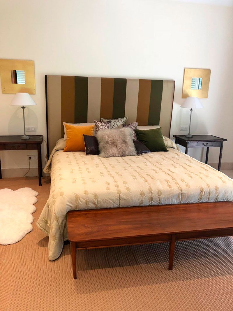 habitacion con decoracion bohemia y vistas al jardin tropical en mansion de lujo