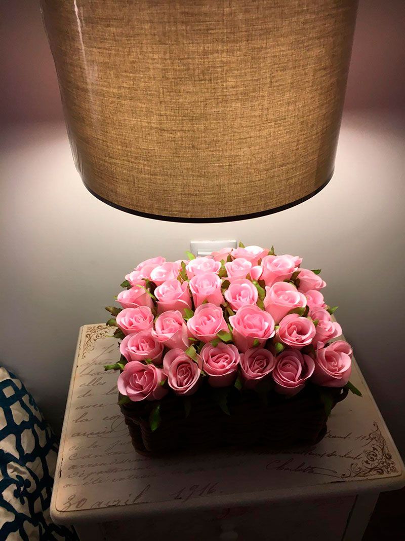 detalle decorativo de rosas en dormitorio