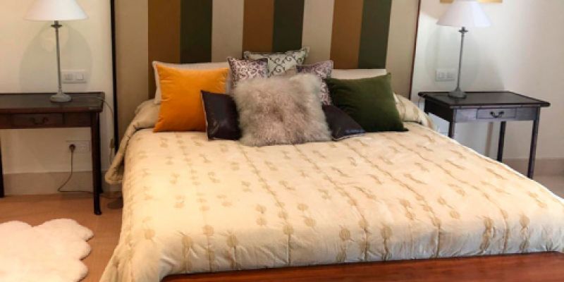 habitacion con decoracion bohemia y vistas al jardin tropical en mansion de lujo