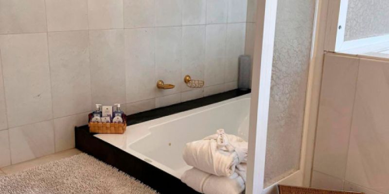 bano de lujo en mansion con marmol y detalles en oro