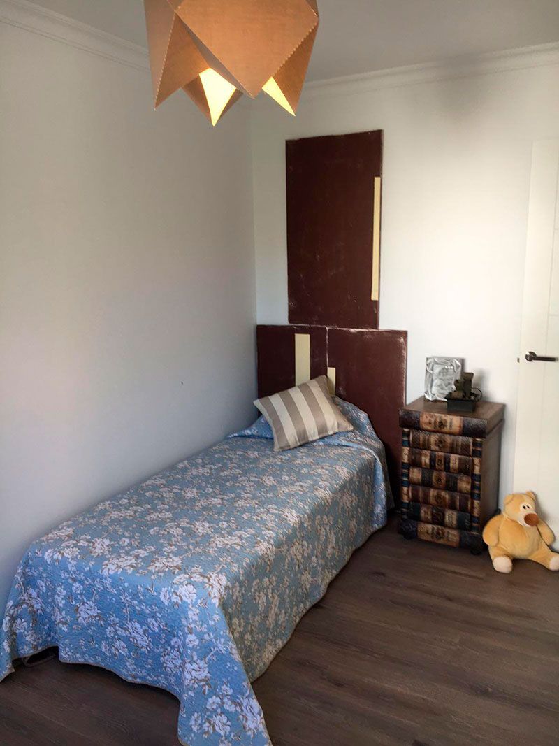 dormitorio con diseno clasico y techos altos