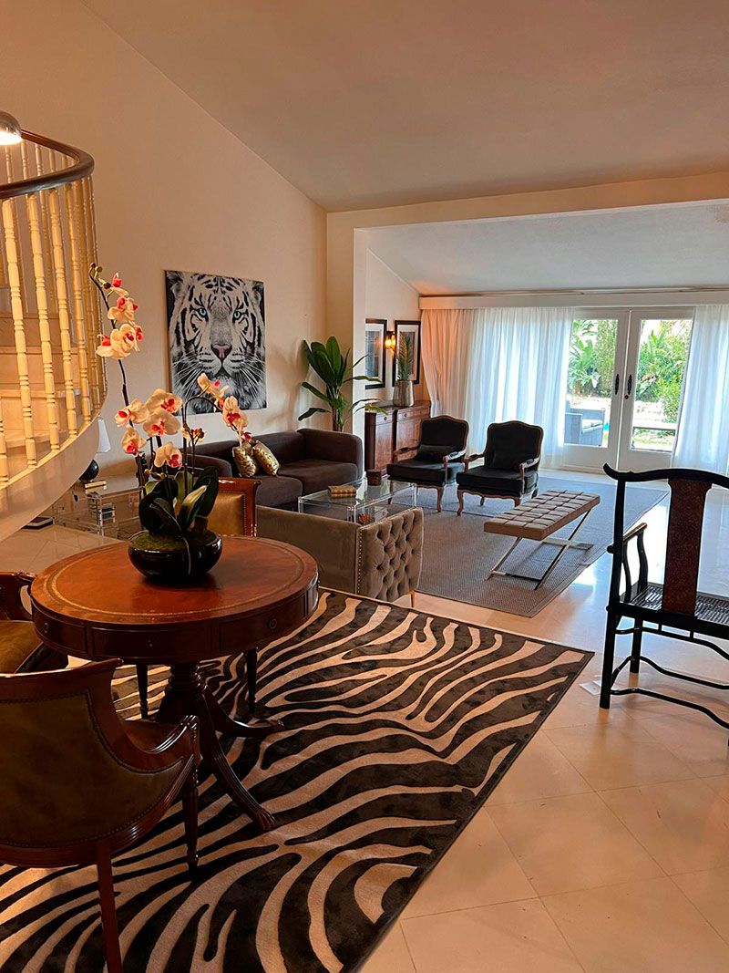 vestibulo impresionante en mansion de lujo con escaleras flotantes