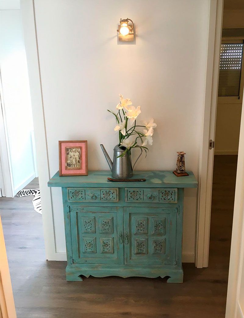 vestibulo con acceso directo al salon principal y elementos de diseno