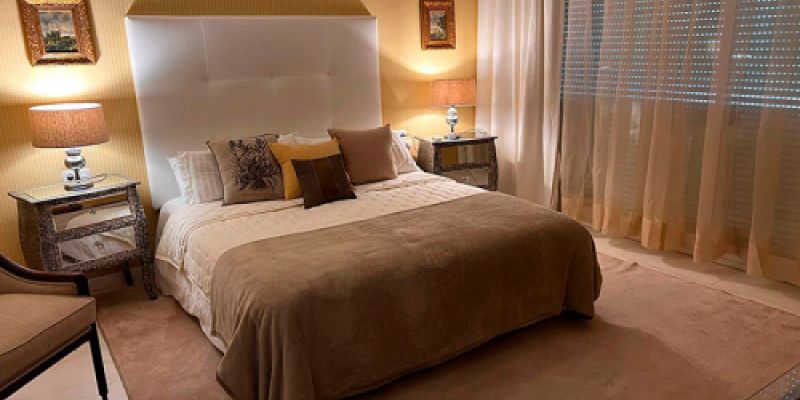 dormitorio con diseno clasico y techos altos