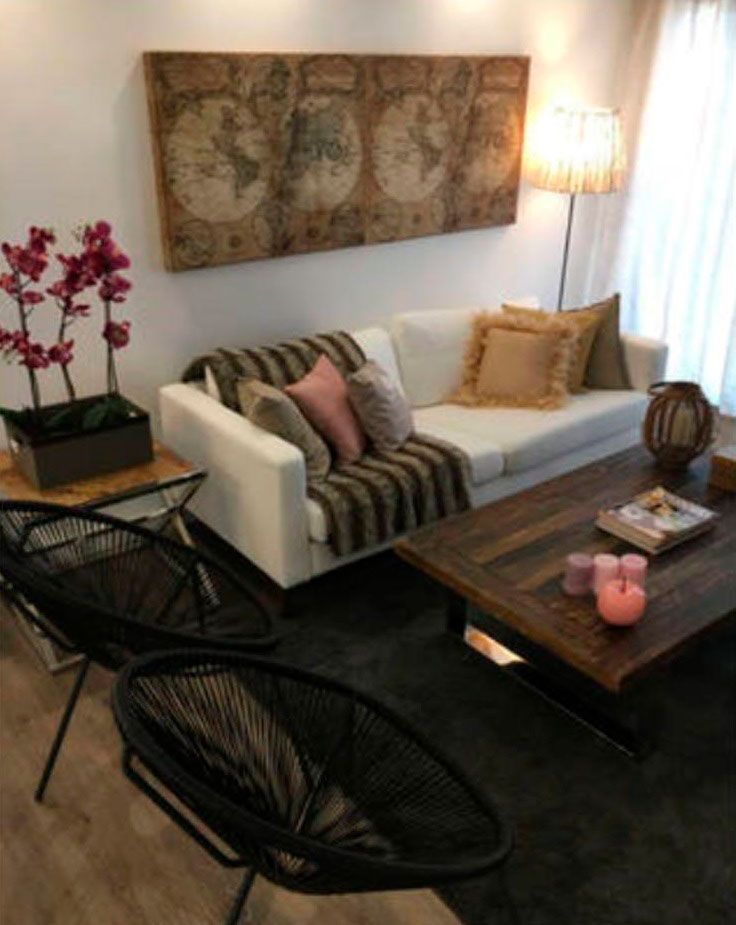 sala de estar moderna con iluminacion ambiental y conexion al comedor