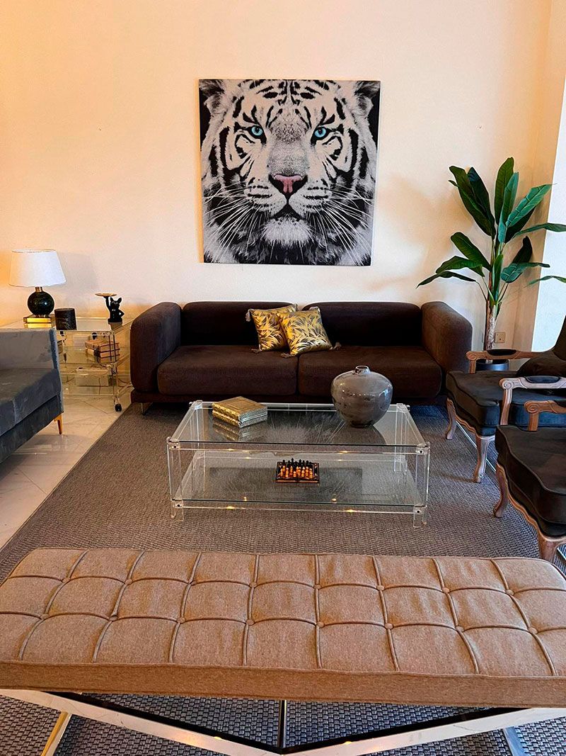 sala de estar moderna con iluminacion ambiental y conexion al comedor