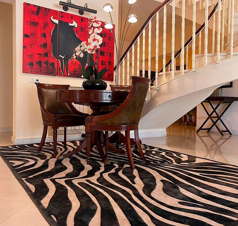 sala de estar elegante con alfombra de diseno y mesas de centro de lujo