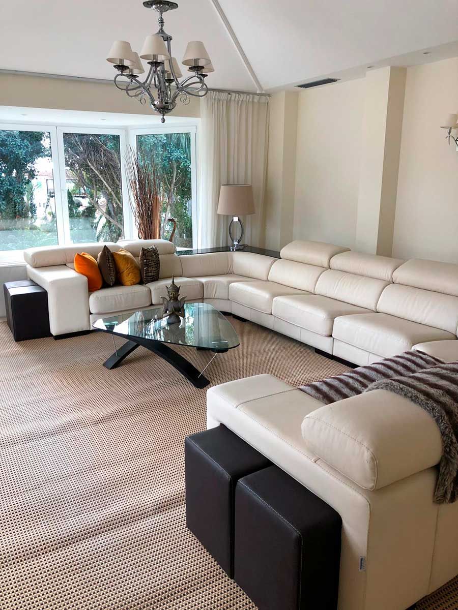 comedor formal en mansion de lujo con detalles sofisticados