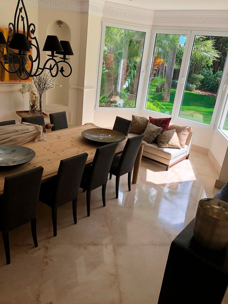 comedor amplio con ventanales panoramicos y vistas al jardin en mansion de lujo