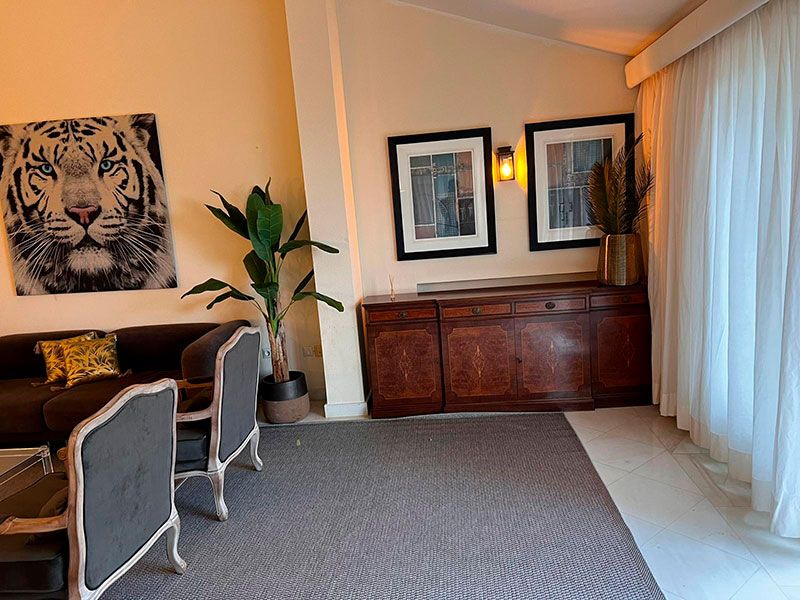 sala de estar con muebles de cuero y detalles en tonos neutros