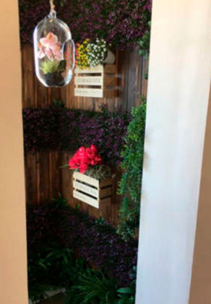 detalles en madera oscura y luz natural abundante