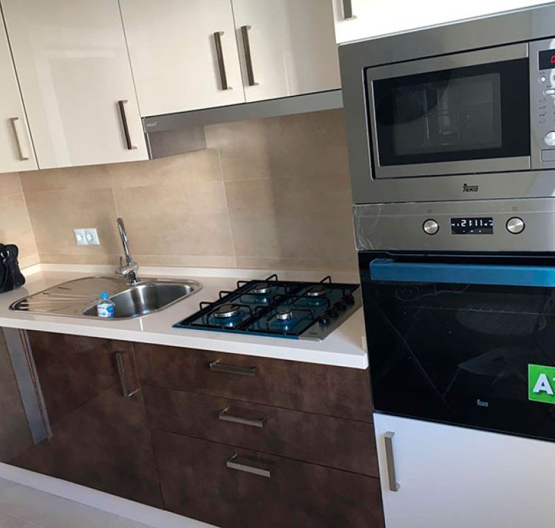 cocina elegante con iluminacion natural y electrodomesticos de vanguardia